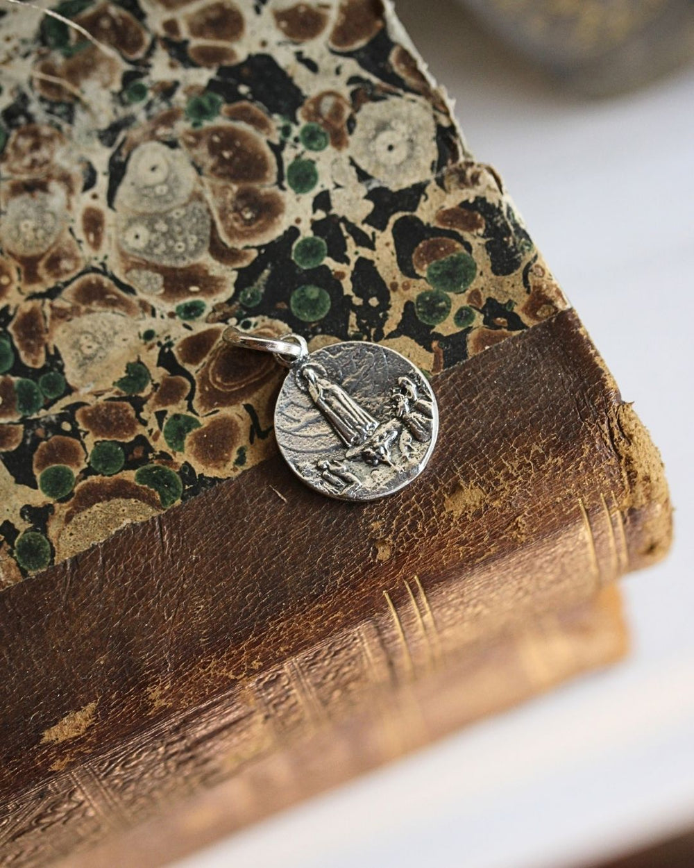 Medalla Virgen de Fátima Redonda Plata