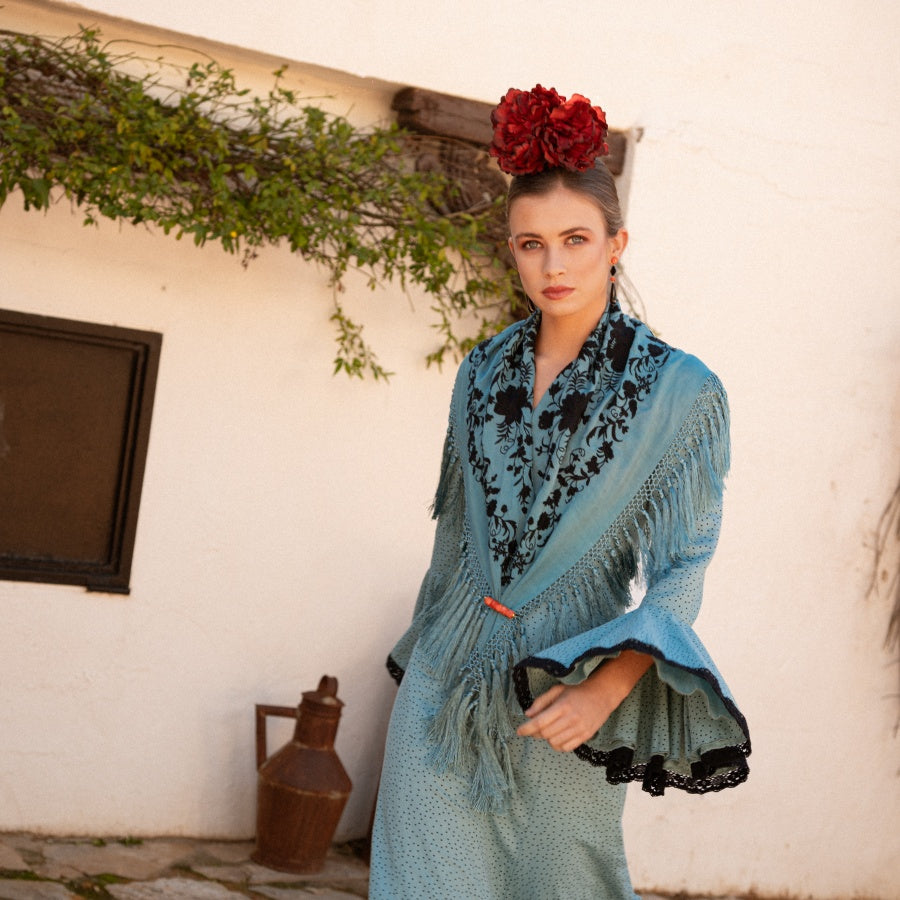 Mantón Rocio Celeste Bordado Negro